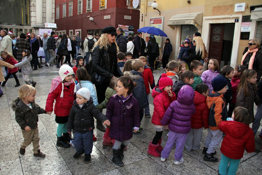 Sveta Luce oduševila mališane u gradu
