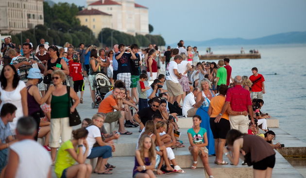 Zadar, 110711.
Morske orgulje i  instalacija Pozdrav suncu privlace mnoge turiste pogotovo za vrijeme zalaska sunca.
Na slici: turisti na orguljama i  pozdravu suncu. 
Foto : Vladimir Ivanov / CROPIX