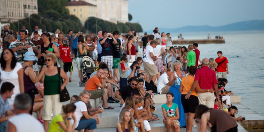 Zadar, 110711.
Morske orgulje i instalacija Pozdrav suncu privlace mnoge turiste pogotovo za vrijeme zalaska sunca.
Na slici: turisti na orguljama i pozdravu suncu.
Foto : Vladimir Ivanov / CROPIX Zadar, 110711.
Morske orgulje i instalacija Pozdrav suncu privlace mnoge turiste pogotovo za vrijeme zalaska sunca.
Na slici: turisti na orguljama i pozdravu suncu.
Foto : Vladimir Ivanov / CROPIX