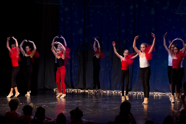 Plesna čestitka Zadarskog plesnog ansambla, Foto: Leo Banić Plesna čestitka Zadarskog plesnog ansambla, Foto: Leo Banić