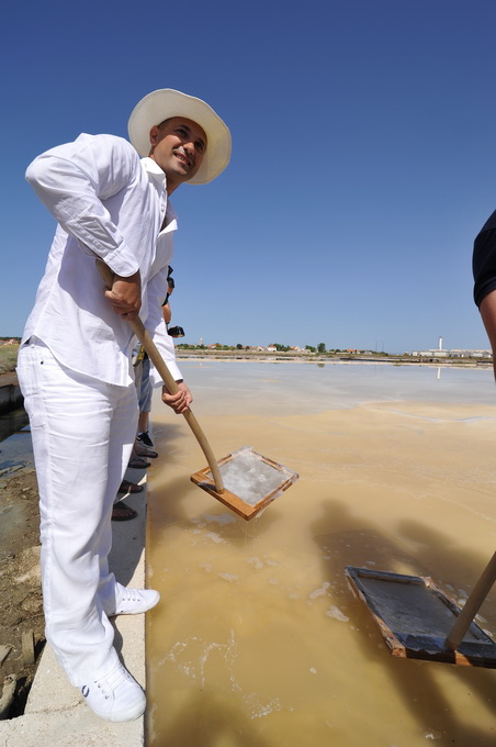 Danas je u Ninu održana berba Cvijeta soli u kojoj su sudjelovali Mate Janković, poznati hrvatski chef, Damir Oštrić, direktor Solane Nin i Marija Dejanović, direktorica Turističke zajednice grada Nina