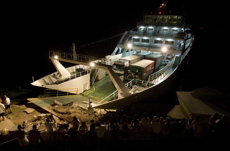 Jablanac, 170811.
U pomorskoj havariji trajekt Rapske plovidbe “Barbat” oko 18 sati, prilikom pristajanja u luku Jablanac ostao je bez pogona i udario u rivu koja je ujedno i mjesna plaza. Ozlijedjeno je sedam osoba. Ocevid je u tijeku.
Foto: Zeljko Sop /