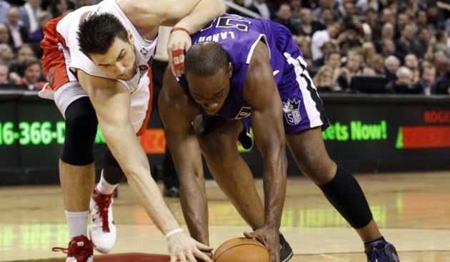 Toronto Raptors forward Andrea Bargnani (L) and Sacramento Kings forward Carl Landry // Reuters