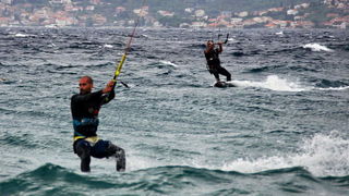 Kiteri i surferi uživali u jakom jugu