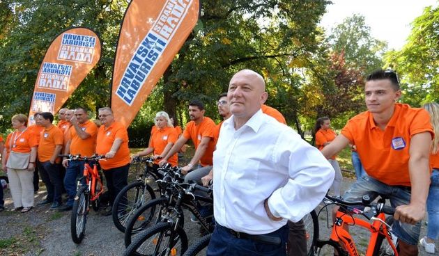 Hrvatski laburisti u predizbornu kampanju krenuli biciklima s Trga Francuske republike. Tomislav Koncevski. Photo: Marko Lukunic/PIXSELL