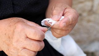 Paške čipkarice na djelu u izradi paške čipke, Foto: Luka Stanzl/PIXSELL