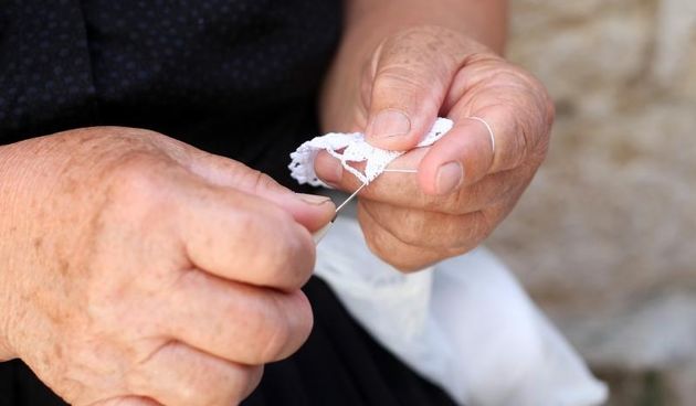Paške čipkarice na djelu u izradi paške čipke, Foto: Luka Stanzl/PIXSELL