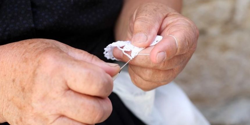 Paške čipkarice na djelu u izradi paške čipke, Foto: Luka Stanzl/PIXSELL Paške čipkarice na djelu u izradi paške čipke, Foto: Luka Stanzl/PIXSELL