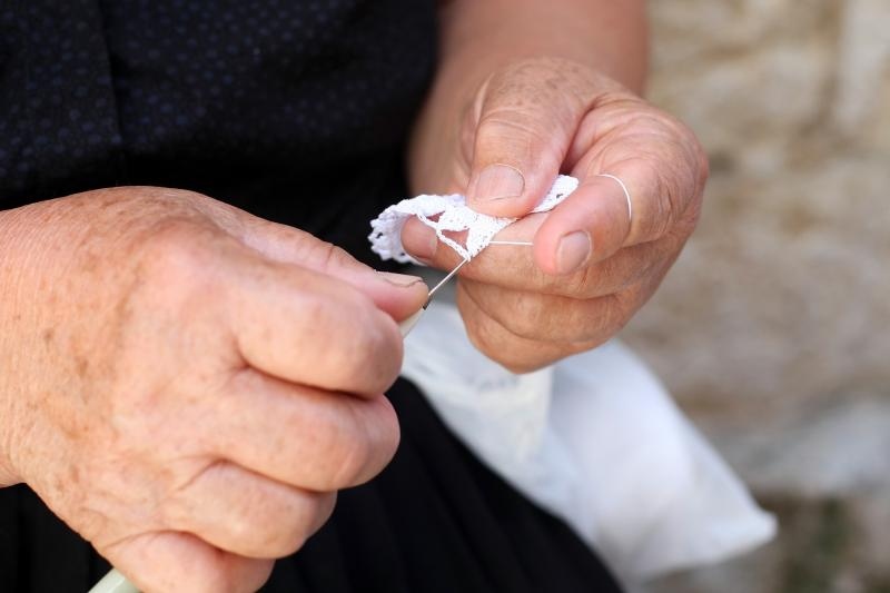 Paške čipkarice na djelu u izradi paške čipke, Foto: Luka Stanzl/PIXSELL