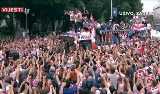 Tisuće navijača zakrčilo autobus Vatrenih (thumbnail)