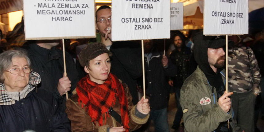Prosvjed “Stegnite vi svoj remen, bando lopovska!” na zadarskom Narodnom trgu, 5.12.2008.
