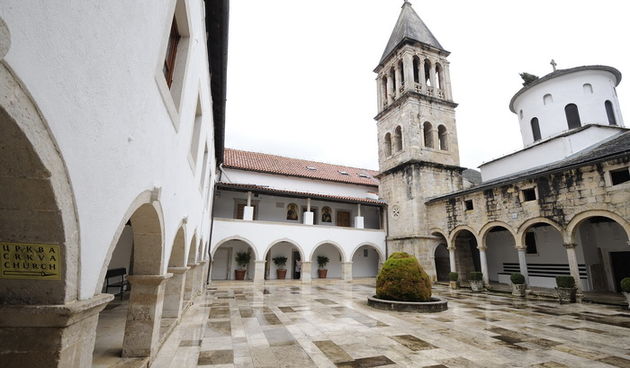 Kistanje, 180313.
U sukobu do kojega je doslo jucer poslijepodne oko 13 sati na cesti koja vodi od Bogoslovije Sveta Tri Jerarha u manastiru Krki prema selu Kistanje, sudjelovalo je 15 osoba, sedam maloljetnih Kistanjaca i osam ucenika bogoslovije.
Jedan