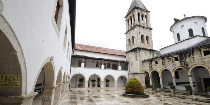 Kistanje, 180313.
U sukobu do kojega je doslo jucer poslijepodne oko 13 sati na cesti koja vodi od Bogoslovije Sveta Tri Jerarha u manastiru Krki prema selu Kistanje, sudjelovalo je 15 osoba, sedam maloljetnih Kistanjaca i osam ucenika bogoslovije.
Jedan Kistanje, 180313.
U sukobu do kojega je doslo jucer poslijepodne oko 13 sati na cesti koja vodi od Bogoslovije Sveta Tri Jerarha u manastiru Krki prema selu Kistanje, sudjelovalo je 15 osoba, sedam maloljetnih Kistanjaca i osam ucenika bogoslovije.
Jedan