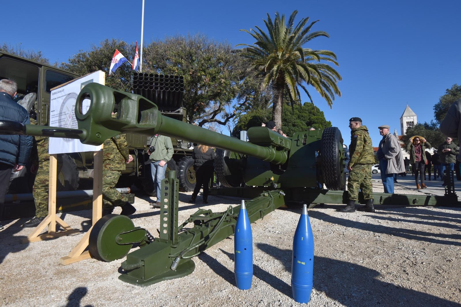 Otvorena izložba vojne opreme, oružja i vozila na zadarskoj rivi