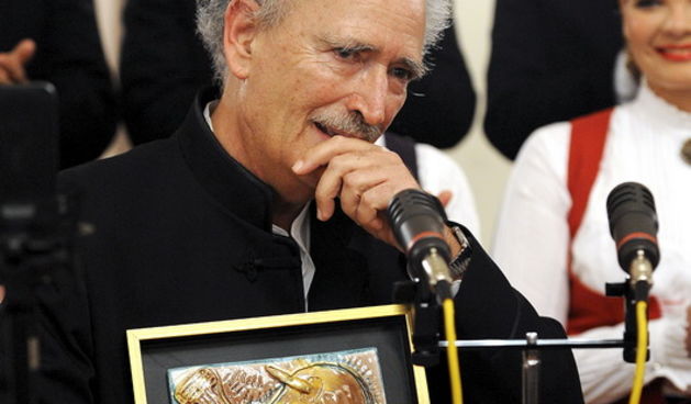 Zagreb, 281008.U Preporodnoj dvorani urucena je nagrada Franjo Ksaver Kuhac maestru Ljubi Stipisicu Delmati.Svecanost su uvecale izvedbe zbora Lado, Cesarice i zbora Ina. Maestro Ljubo Stipisic sa priznanjem.Foto: Damir Krajac / CROPIX