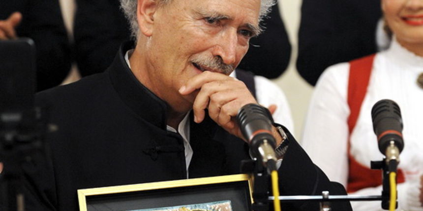 Zagreb, 281008.U Preporodnoj dvorani urucena je nagrada Franjo Ksaver Kuhac maestru Ljubi Stipisicu Delmati.Svecanost su uvecale izvedbe zbora Lado, Cesarice i zbora Ina. Maestro Ljubo Stipisic sa priznanjem.Foto: Damir Krajac / CROPIX