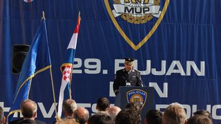 U prigodi Dana hrvatske policije i njihovog zaštitnika Sv.Mihovila danas je u PU Zadarskoj održana prigodna svečanost.U nastavku svečanosti, pokaznu vježbu samoobrane izveli su pripadnici interventne jedinice PU Zadarske te su podijeljena priznanja nagrađ U prigodi Dana hrvatske policije i njihovog zaštitnika Sv.Mihovila danas je u PU Zadarskoj održana prigodna svečanost.U nastavku svečanosti, pokaznu vježbu samoobrane izveli su pripadnici interventne jedinice PU Zadarske te su podijeljena priznanja nagrađ