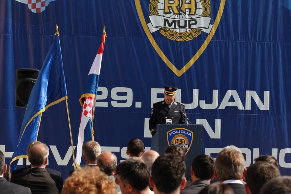 U prigodi Dana hrvatske policije i njihovog zaštitnika Sv.Mihovila danas je u PU Zadarskoj održana prigodna svečanost.U nastavku svečanosti, pokaznu vježbu samoobrane izveli su pripadnici interventne jedinice PU Zadarske te su podijeljena priznanja nagrađ U prigodi Dana hrvatske policije i njihovog zaštitnika Sv.Mihovila danas je u PU Zadarskoj održana prigodna svečanost.U nastavku svečanosti, pokaznu vježbu samoobrane izveli su pripadnici interventne jedinice PU Zadarske te su podijeljena priznanja nagrađ