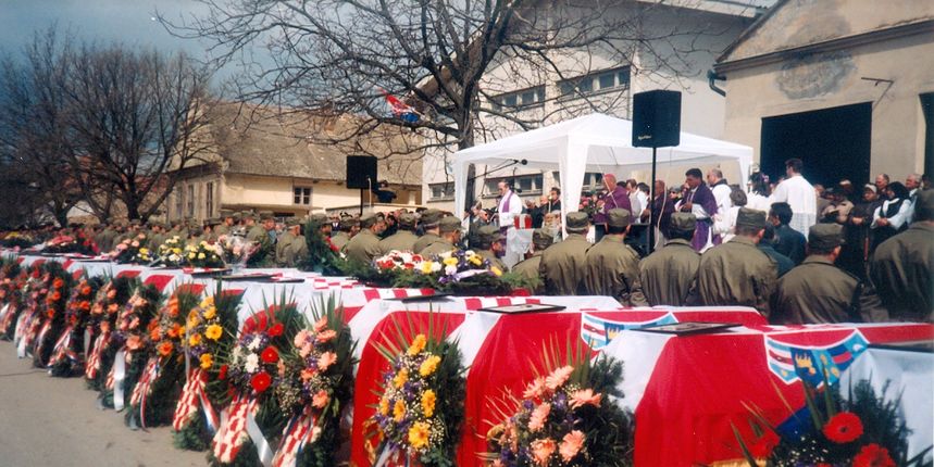 20. obljetnica pokopa žrtava masovne i pojedinačnih grobnica u Lovasu 20. obljetnica pokopa žrtava masovne i pojedinačnih grobnica u Lovasu