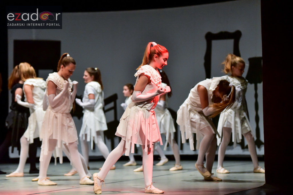 Predstava “Odgojoj” Plesne udruge Gesta u HNK Zadar