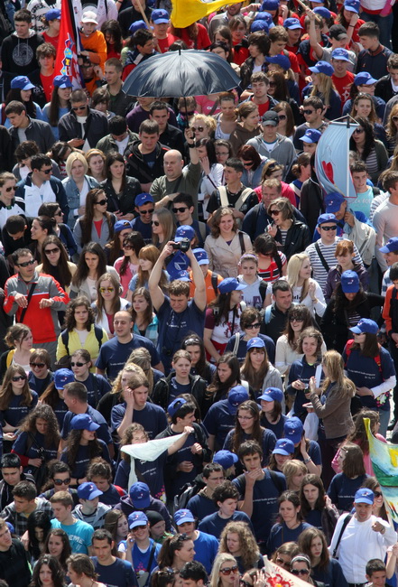 Zadar, 080510.
Zadar je domacin Susreta katolicke mladezi 2010. 
Susret ce trajati dva dana a u njemu ce sudjelovati preko 30.000 mladih iz Hrvatske i svijeta. 
Na slici: procesija s krizem od centra grada do sprtskog centra Visnjik gdje ce se sluziti mis