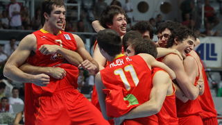 Zadar, 180710.
Dvorana Kresimira Cosica na Visnjiku.
Kosarkaska utakmica za 3.mjesto Prvenstva Europe do 20 godina izmedju Hrvatske i Spanjolske.
Na fotografiji : slavlje Spanjolaca
Foto : Vladimir Ivanov / CROPIX