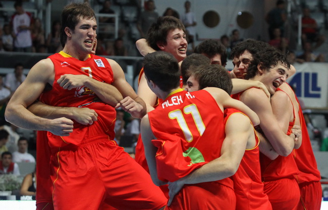 Zadar, 180710.
Dvorana Kresimira Cosica na Visnjiku.
Kosarkaska utakmica za 3.mjesto Prvenstva Europe do 20 godina izmedju Hrvatske i Spanjolske.
Na fotografiji : slavlje Spanjolaca
Foto : Vladimir Ivanov / CROPIX