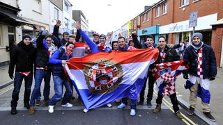 Swansea (Wales), 260313.
Swansea uoci kvalifikacijske utakmice za Svjetsko prvenstvo u Brazilu, 2014. godine, izmedju reprezentacija Walesa i Hrvatske.
Hrvatski navijaci u centru grada, prije vecerasnje nogometne utakmice .
Foto: Boris Kovacev / CROPIX