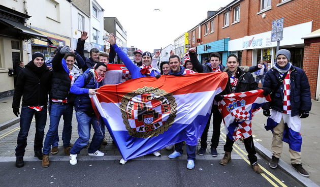 Swansea (Wales), 260313.
Swansea uoci kvalifikacijske utakmice za Svjetsko prvenstvo u Brazilu, 2014. godine, izmedju reprezentacija Walesa i Hrvatske.
Hrvatski navijaci u centru grada, prije vecerasnje nogometne utakmice .
Foto: Boris Kovacev / CROPIX