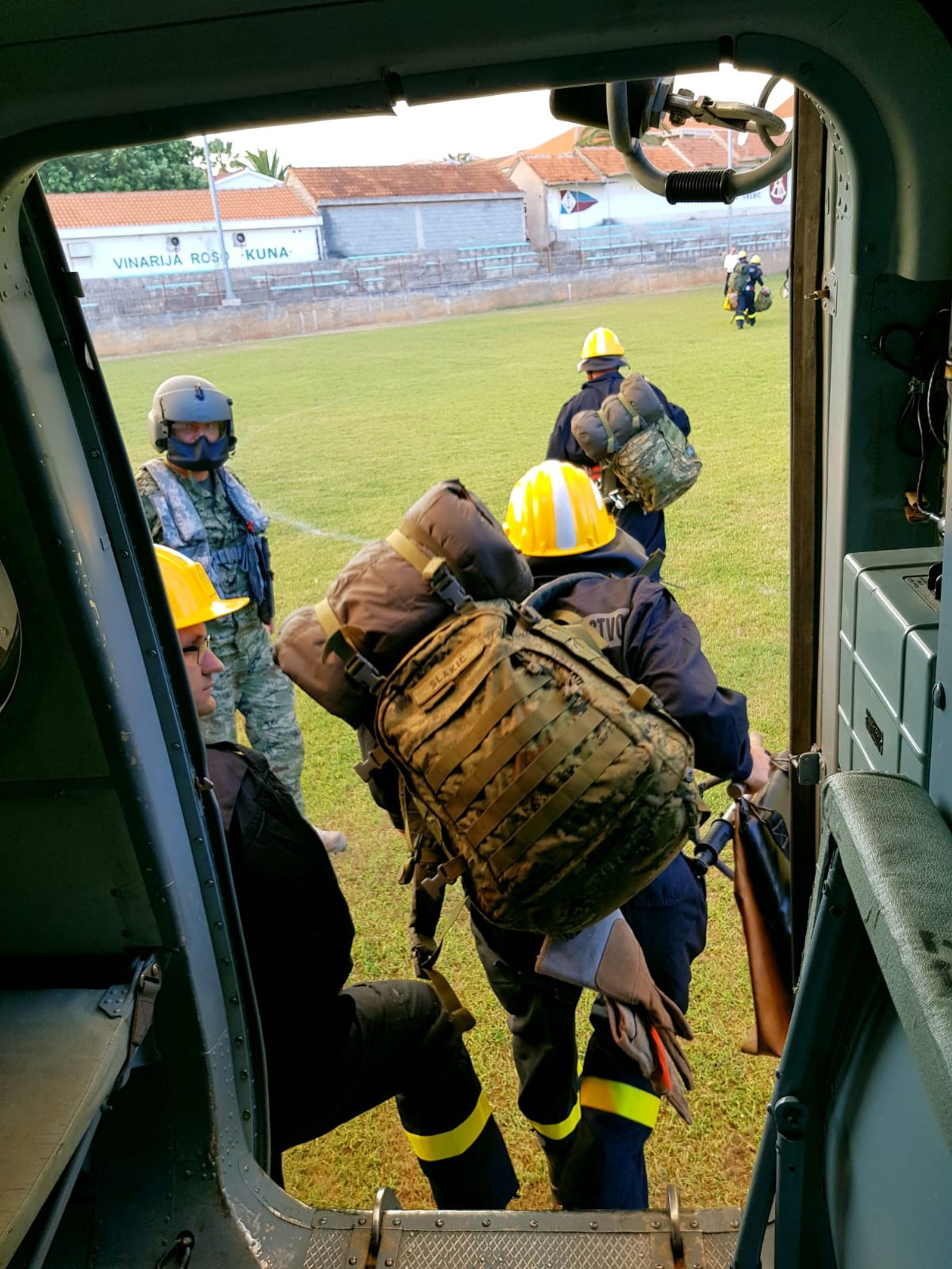 Zračne snage i vojnici gase veliki požar na Pelješcu