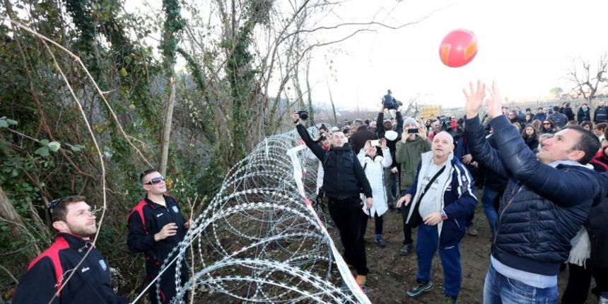 Nastavak prosvjeda na granicnom prijelazu Kastel – Dragonja protiv slovenske zilet zice pod nazivom Protiv zice i za humanu Europu. U sklopu prosvjeda organizirana je prijateljska odbojkaska utakmica preko zice izmedju hrvatskih i slovenskih olimpijaca. Nastavak prosvjeda na granicnom prijelazu Kastel – Dragonja protiv slovenske zilet zice pod nazivom Protiv zice i za humanu Europu. U sklopu prosvjeda organizirana je prijateljska odbojkaska utakmica preko zice izmedju hrvatskih i slovenskih olimpijaca.