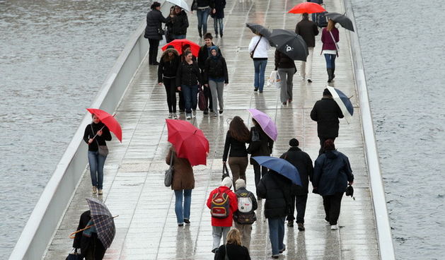 Zadar, 220210.
Zadarski most za vrijeme dok puse jugo i pada kisa nije lako prijeci i ostati suh. Prevrtljiva veljaca nakon suncane nedjelje ponovno je Zadru vratila kisu.
Foto: Vladimir Ivanov / CROPIX