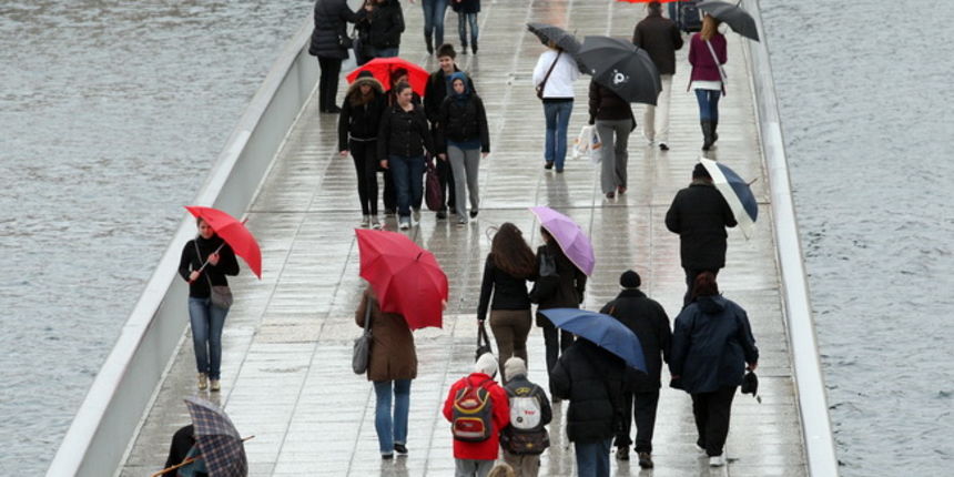 Zadar, 220210.
Zadarski most za vrijeme dok puse jugo i pada kisa nije lako prijeci i ostati suh. Prevrtljiva veljaca nakon suncane nedjelje ponovno je Zadru vratila kisu.
Foto: Vladimir Ivanov / CROPIX Zadar, 220210.
Zadarski most za vrijeme dok puse jugo i pada kisa nije lako prijeci i ostati suh. Prevrtljiva veljaca nakon suncane nedjelje ponovno je Zadru vratila kisu.
Foto: Vladimir Ivanov / CROPIX