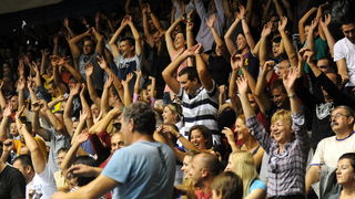 Zadar, 230912
Dvorana Jazine.
Humanitarna utakmica “Za Stephanie smo vratili kosarku u Jazine” na kojoj su nastupile brojne bivse zvijezde KK Zadra poput Dina Radje, Arijana Komazeca, Gordana Giriceka i drugih.
Na fotografiji: detalj s dogadjaja
Foto: Lu Zadar, 230912
Dvorana Jazine.
Humanitarna utakmica “Za Stephanie smo vratili kosarku u Jazine” na kojoj su nastupile brojne bivse zvijezde KK Zadra poput Dina Radje, Arijana Komazeca, Gordana Giriceka i drugih.
Na fotografiji: detalj s dogadjaja
Foto: Lu