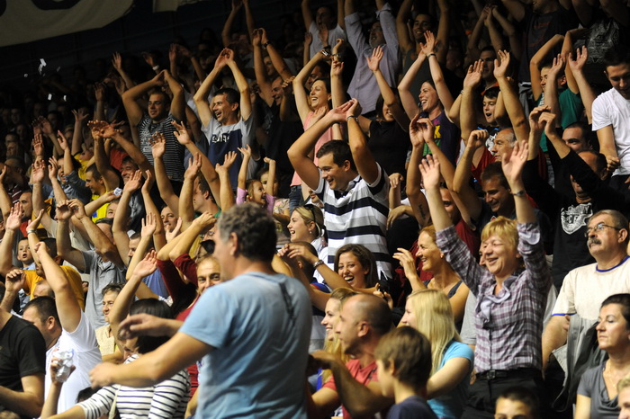 Zadar, 230912
Dvorana Jazine.
Humanitarna utakmica “Za Stephanie smo vratili kosarku u Jazine” na kojoj su nastupile brojne bivse zvijezde KK Zadra poput Dina Radje, Arijana Komazeca, Gordana Giriceka i drugih.
Na fotografiji: detalj s dogadjaja
Foto: Lu Zadar, 230912
Dvorana Jazine.
Humanitarna utakmica “Za Stephanie smo vratili kosarku u Jazine” na kojoj su nastupile brojne bivse zvijezde KK Zadra poput Dina Radje, Arijana Komazeca, Gordana Giriceka i drugih.
Na fotografiji: detalj s dogadjaja
Foto: Lu