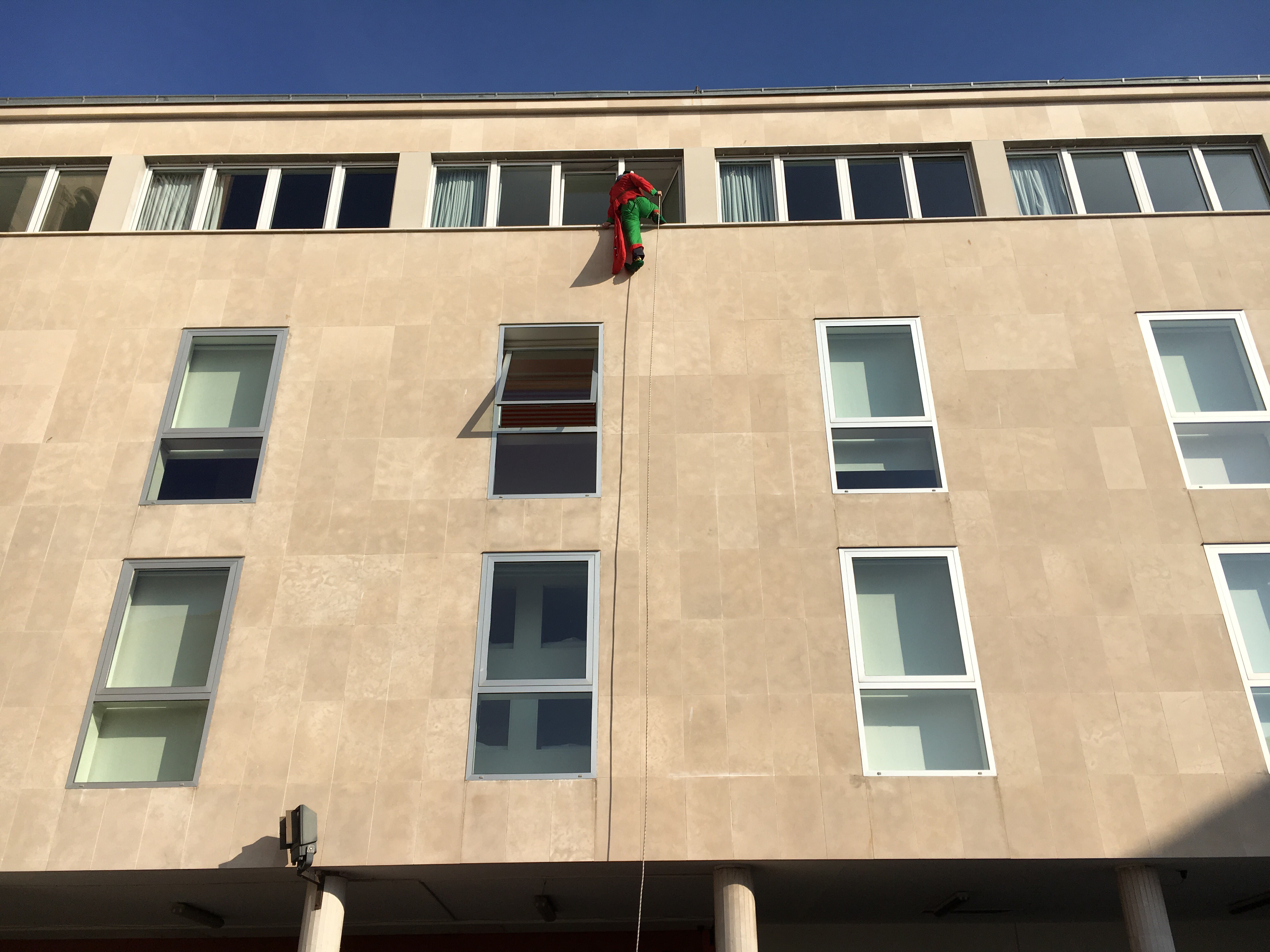 Spektakularno spuštanje Djeda Božićnjaka na Kalelargu Spektakularno spuštanje Djeda Božićnjaka na Kalelargu