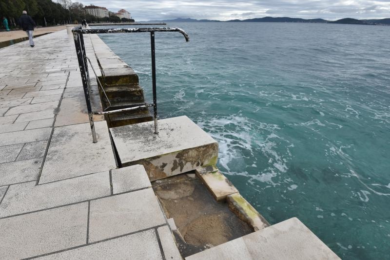 Nakon juga ostala oštećenja na zadarskoj rivi. Foto: Dino Stanin/PIXSELL