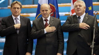 Zadar, 081111.
Premijerka Jadranka Kosor sa ministrima posjetila je Zadar povodom sportskih igara za invalide domovinskog rata, posjetila je i Luku Gazenicu koja je u izgradnji.
Na fotografiji : Bozidar Kalmeta, Branko Bacic, Josip Djakic.
Foto : Andrija Zadar, 081111.
Premijerka Jadranka Kosor sa ministrima posjetila je Zadar povodom sportskih igara za invalide domovinskog rata, posjetila je i Luku Gazenicu koja je u izgradnji.
Na fotografiji : Bozidar Kalmeta, Branko Bacic, Josip Djakic.
Foto : Andrija