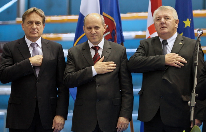 Zadar, 081111.
Premijerka Jadranka Kosor sa ministrima posjetila je Zadar povodom sportskih igara za invalide domovinskog rata, posjetila je i Luku Gazenicu koja je u izgradnji.
Na fotografiji : Bozidar Kalmeta, Branko Bacic, Josip Djakic.
Foto : Andrija Zadar, 081111.
Premijerka Jadranka Kosor sa ministrima posjetila je Zadar povodom sportskih igara za invalide domovinskog rata, posjetila je i Luku Gazenicu koja je u izgradnji.
Na fotografiji : Bozidar Kalmeta, Branko Bacic, Josip Djakic.
Foto : Andrija