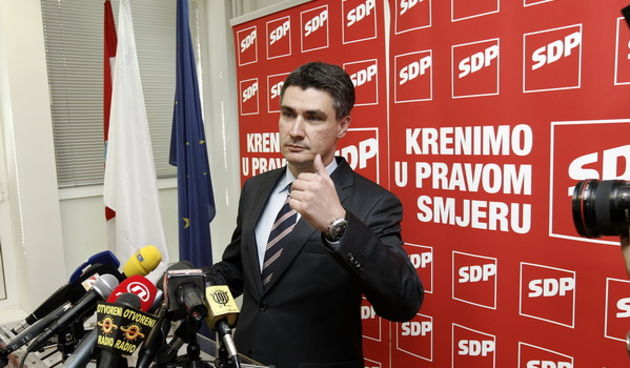 Zagreb, 010709.
U sjedistu SDP-a na Iblerovom trgu predsjednik stranke Zoran Milanovic okruzen najblizim suradnicima odrzao je konferenciju za novinare povodom ostavke predsjednika vlade RH Ive Sanadera.
Foto: Dragan Matic / CROPIX