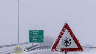 Snijeg i zimski uvjeti kod čvora Gospić na autocesti A1