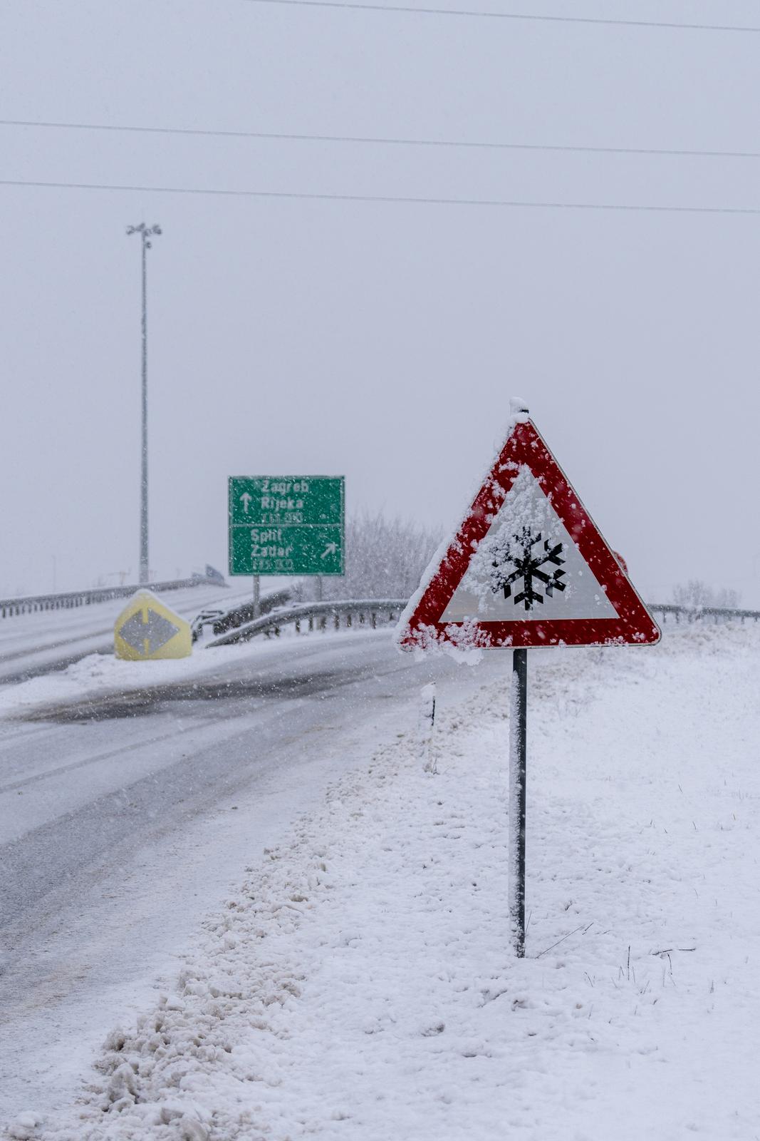 Snijeg i zimski uvjeti kod čvora Gospić na autocesti A1