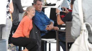 Pierce Brosnan prije isplovljavanja popio kavu i fotografirao se s obožavateljicom Pierce Brosnan prije isplovljavanja popio kavu i fotografirao se s obožavateljicom