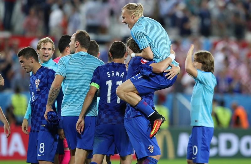 Velika fešta hrvatskih nogometaša i navijača u Bordeauxu nakon pobjede nad Španjolskom 2-1. Photo: PIXSELL Velika fešta hrvatskih nogometaša i navijača u Bordeauxu nakon pobjede nad Španjolskom 2-1. Photo: PIXSELL