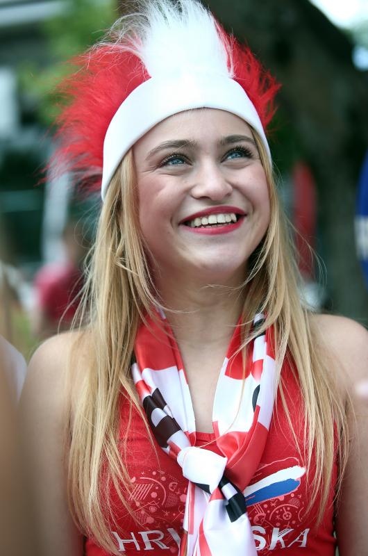 Hrvatski navijači okupirali Saint-Etienne pred utakmicu između Hrvatske i Češke. Photo: Sanjin Strukić/PIXSELL