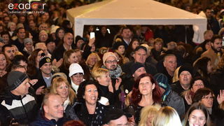 Tisuće Zadrana uživalo na krcatom Narodnom trgu i Tgu Petra Zoranića uz Tomislava Bralića i klapu Intrade Tisuće Zadrana uživalo na krcatom Narodnom trgu i Tgu Petra Zoranića uz Tomislava Bralića i klapu Intrade