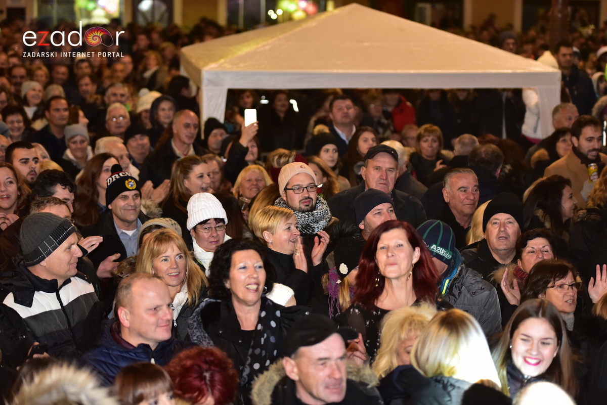 Tisuće Zadrana uživalo na krcatom Narodnom trgu i Tgu Petra Zoranića uz Tomislava Bralića i klapu Intrade Tisuće Zadrana uživalo na krcatom Narodnom trgu i Tgu Petra Zoranića uz Tomislava Bralića i klapu Intrade