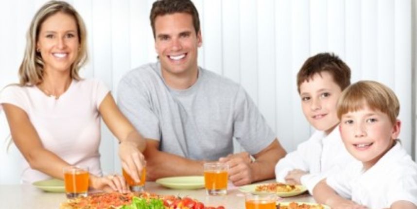 Djeca koja jedu s roditeljima manje se debljaju, obitelj (Metro-portal.hr ) Djeca koja jedu s roditeljima manje se debljaju, obitelj (Metro-portal.hr )