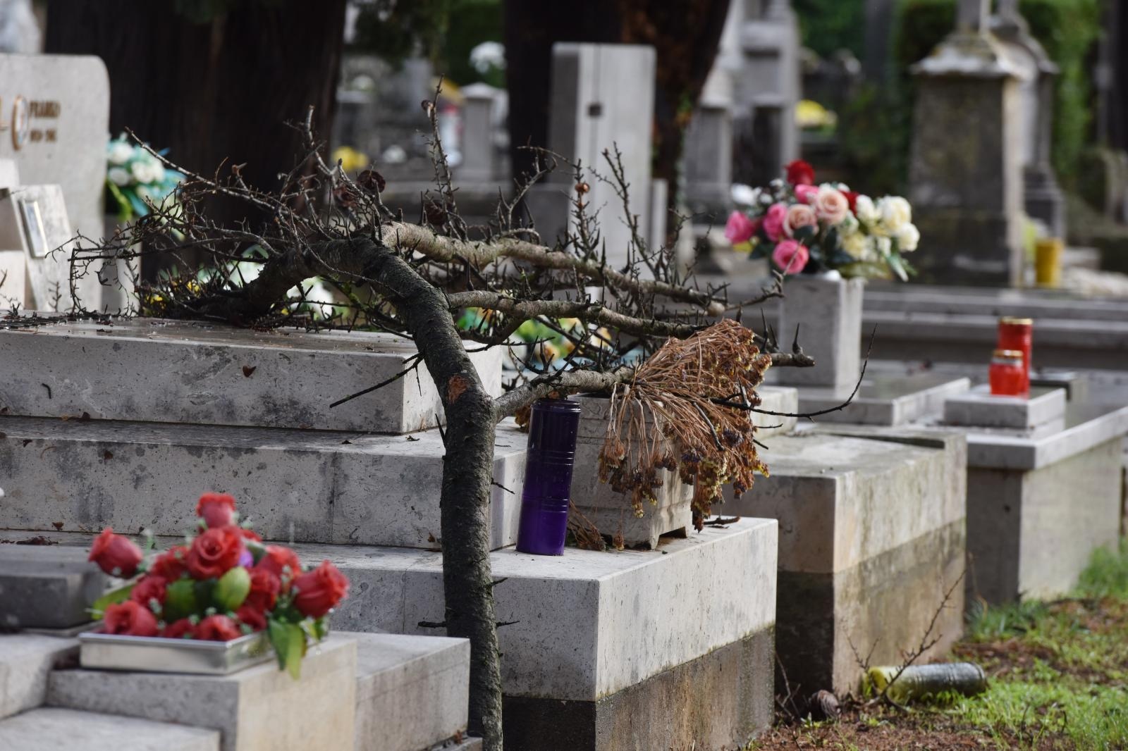 Djelatnici Nasada saniraju štetu na Gradskom groblju Zadar Djelatnici Nasada saniraju štetu na Gradskom groblju Zadar