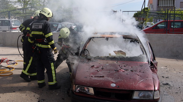 Zadar, 040511.
Povodom Dana vatrogasaca zadarski su vatrogasci izveli vjezbu gasenja pozara.
Na slici: detalj s vjezbe.
Foto: Vladimir Ivanov / Cropix